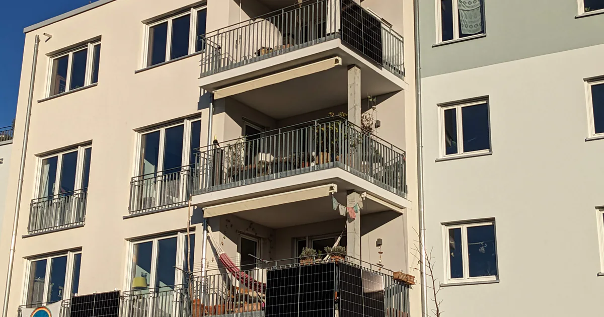 Moderne Wohnanlage in München mit Balkonen und Solarmodulen Moderne Wohnanlage in München mit Balkonen und Solarmodulen