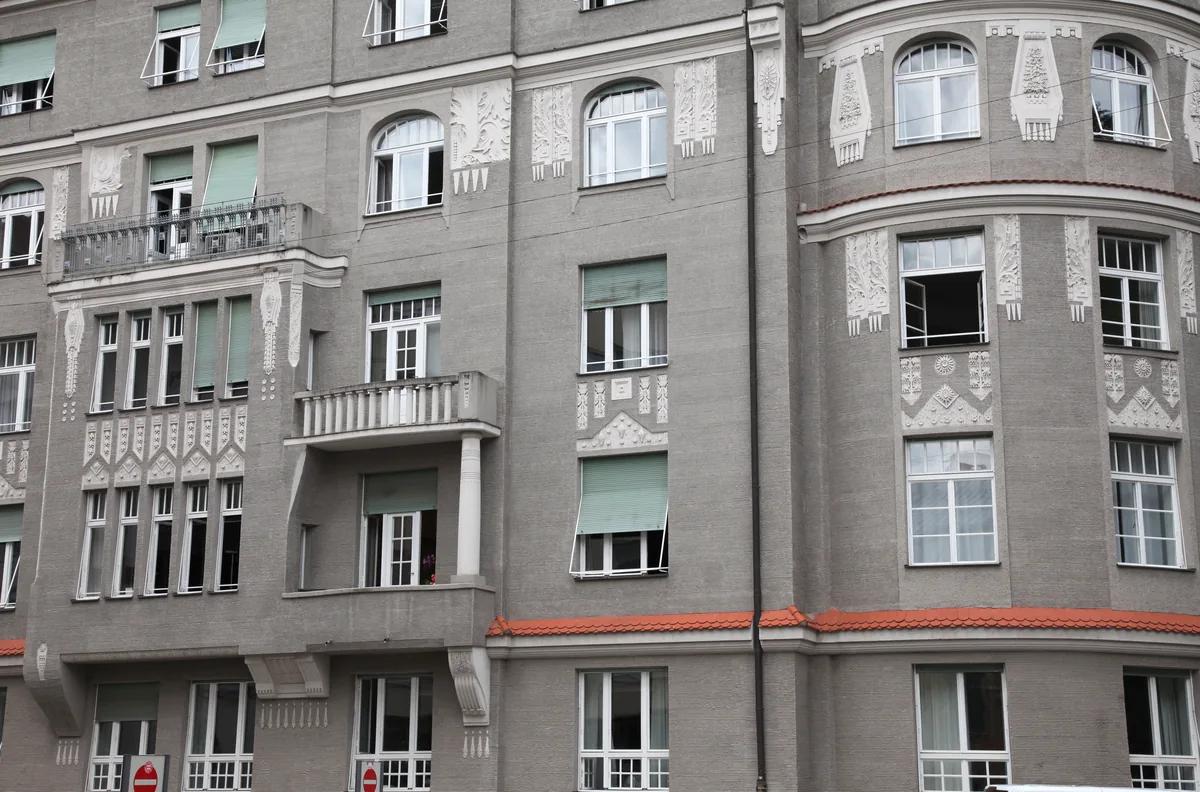 Bewohner begutachtet Fassade und Dach eines Münchner Mehrfamilienhauses Bewohner begutachtet Fassade und Dach eines Münchner Mehrfamilienhauses