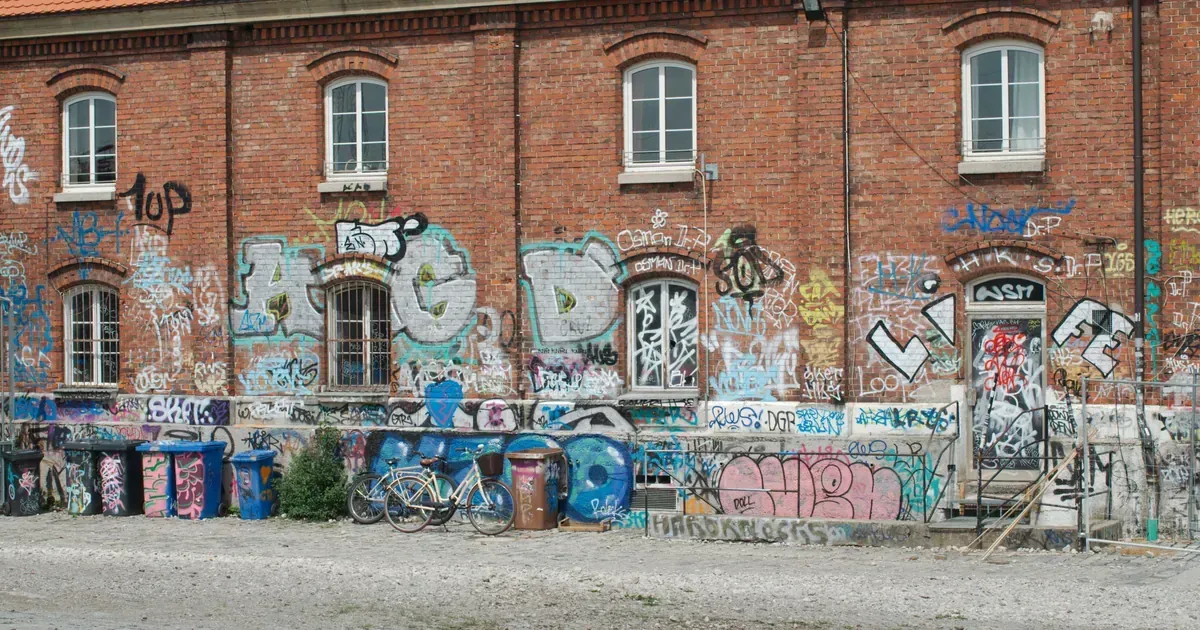 Älteres Münchner Mehrfamilienhaus, symbolisch für überalterte WEG ohne Verwaltung Älteres Münchner Mehrfamilienhaus, symbolisch für überalterte WEG ohne Verwaltung