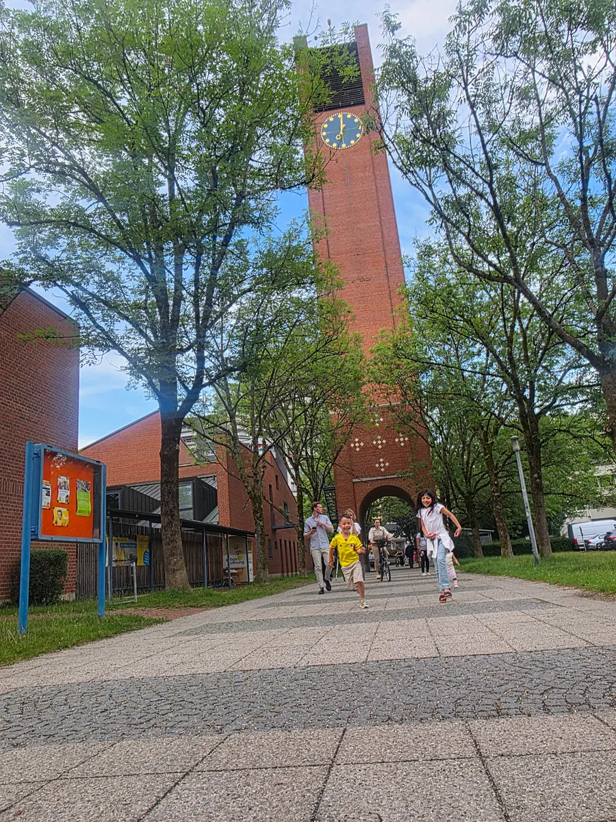 Kirchenzentrum St. Monika – roter Backsteinturm mit Tordurchgang